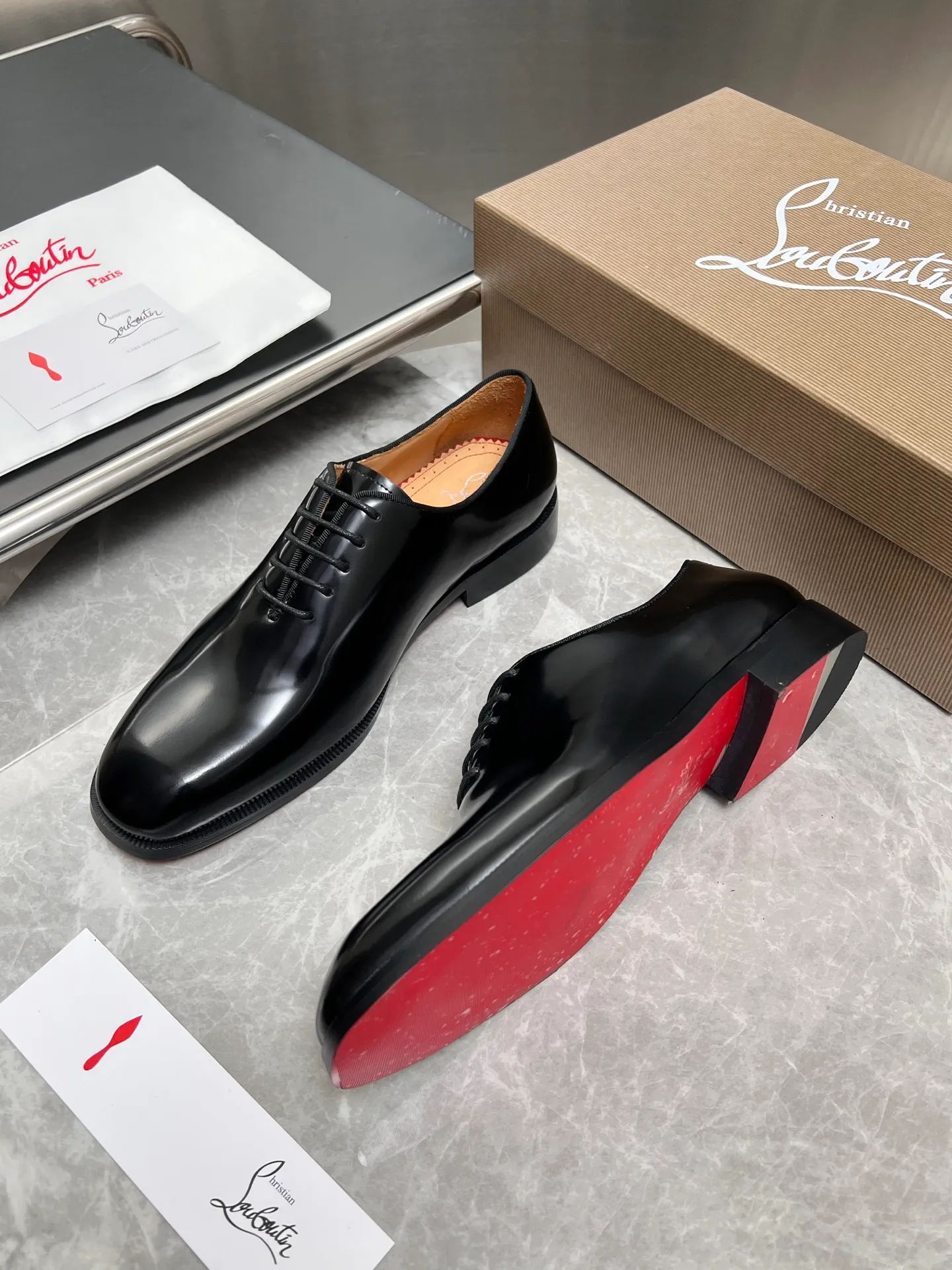 [CL red sole] Top P: 900💰 Number of yards: 39~44 (38.4546. Customized, non-refundable) CL new men's formal shoes Loaf leather shoes Christia* Loubouti* red sole shoes The red sole is luxurious and elegant, reshaping the style boundary of casual formal wear. It is extremely innovative in material selection, and creates a rich visual and tactile experience through the collision of different materials! Made of top-grade calfskin/glossy patent leather/spliced ​​technical fabric in contrasting colors. The upper is stitched by hand with fine and even stitching. It is based on the square-toe loafer shoe shape, with neat and elegant lines, which fits the toughness of men's wear. The upper is embellished with metal rivets, injecting individual details into classic loafers, breaking the mediocrity of casual shoes, and giving a concrete expression of "low-key luxury". From the original color/red cowhide lining inside the shoe to the instantly recognizable red sole, the "red sole" is not only the brand's visual identity, but also a "luxury codeword" when walking. The red sole exposed inadvertently conveys taste and identity instantly. From the innovative splicing of materials, to the personalized fusion of design, to the ingenious inheritance of craftsmanship, the Christian Louboutin men's loafer series is not only a pair of casual shoes, but also a "yuppie style" dressing weapon for men. Whether it is a casual business meeting or a casual look for daily travel, it can help you become a unique and stylish man in every occasion with its "red Loaf" attitude.